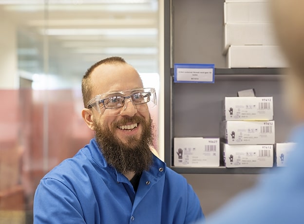 Operador sorrindo - GSK - Recompensando seu trabalho