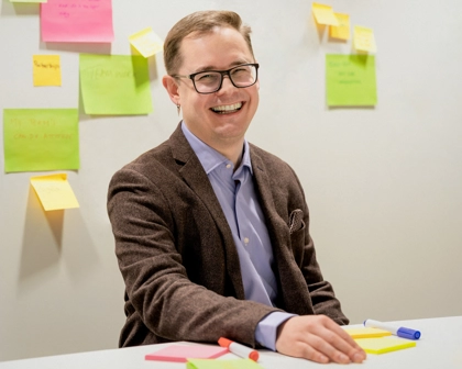 Homem sorrindo. Vendas e marketing