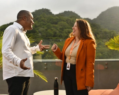 Colaboradores conversando em um ambiente aberto na GSK