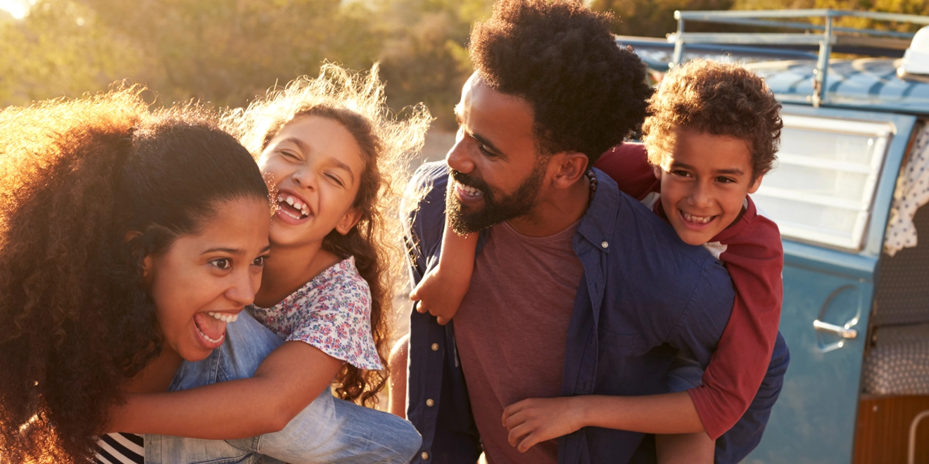 Família Sorrindo Para Campanha Da Gripe