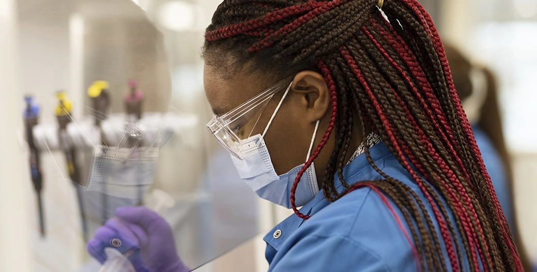 Cientista inspecionando o frasco , GSK Brasil