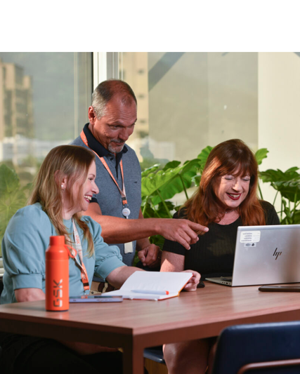 Grupo de pessoas diversas trabalhando juntas