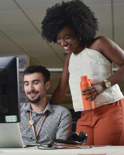 Profissionais em início de carreira trabalhando juntos