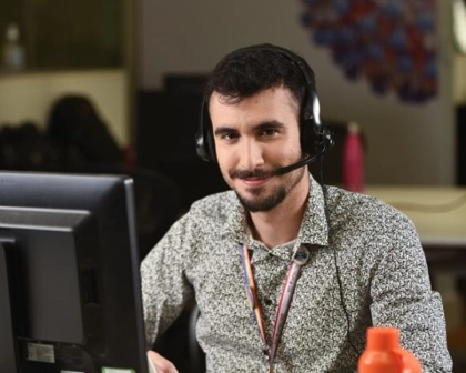 Profissional posando pra foto em fundo com cor padrão GSK