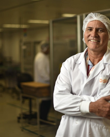 Profissionail com experiência uniformizado posando para a foto