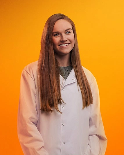 Jovem moça de jaleco branco