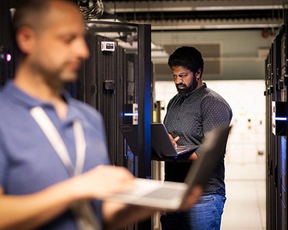 Colaboradores trabalhando no Data Center