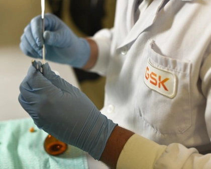 Colaborador trabalhando com instrumentos científicos