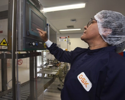 Colaboradora programando um equipamento